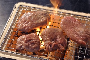 冷凍の牛タンをお送りいただき、 焼く前、炭焼き、焼いた後の皿盛りを撮影いたしました。 お肉のシズル感を表現できるように注意いたしました。 炭焼きの撮影も弊社で行うことができます。