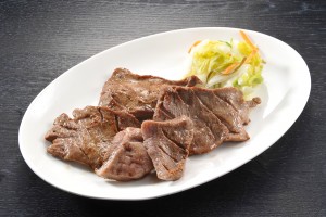 冷凍の牛タンをお送りいただき、 焼く前、炭焼き、焼いた後の皿盛りを撮影いたしました。 お肉のシズル感を表現できるように注意いたしました。 炭焼きの撮影も弊社で行うことができます。