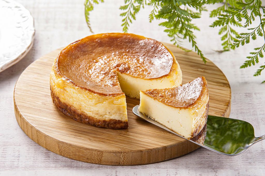 冷凍のチーズケーキを撮影いたしました。 冷凍の菓子をカットする撮影では、 完全に解凍する前に温めた包丁でカットしてから解凍を待って撮影します。 こうすることで、型崩れの無く、切り口がきれいな撮影ができます。 さらに、天面に光沢を出す照明でシズル感を演出します。
