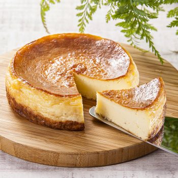 冷凍のチーズケーキを撮影いたしました。 冷凍の菓子をカットする撮影では、 完全に解凍する前に温めた包丁でカットしてから解凍を待って撮影します。 こうすることで、型崩れの無く、切り口がきれいな撮影ができます。 さらに、天面に光沢を出す照明でシズル感を演出します。