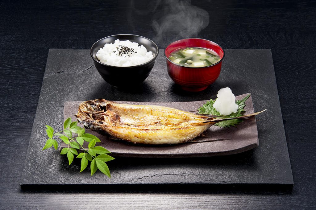 湯気の立つ焼き魚と白米とみそ汁の写真撮影