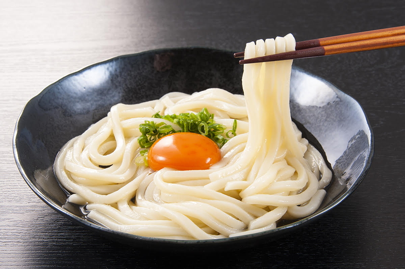 箸で持ち上げられたうどんの撮影