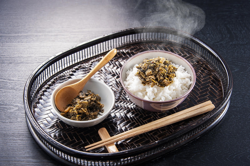 湯気のあがるご飯にのせられた総菜の撮影